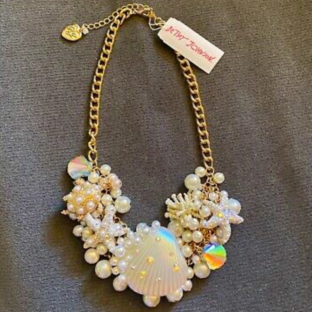 Betsey johnson SHELL & PEARL IRIDESCENT STATEMENT NECKLACE